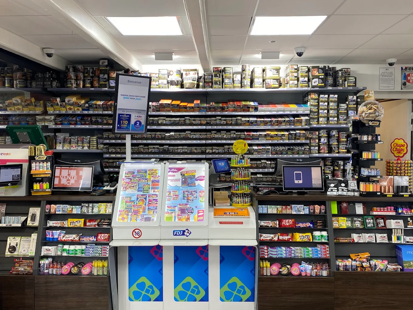Comptoir du Tabac au Super U avec le terminal FDJ, les jeux de grattage et les rayons de tabac