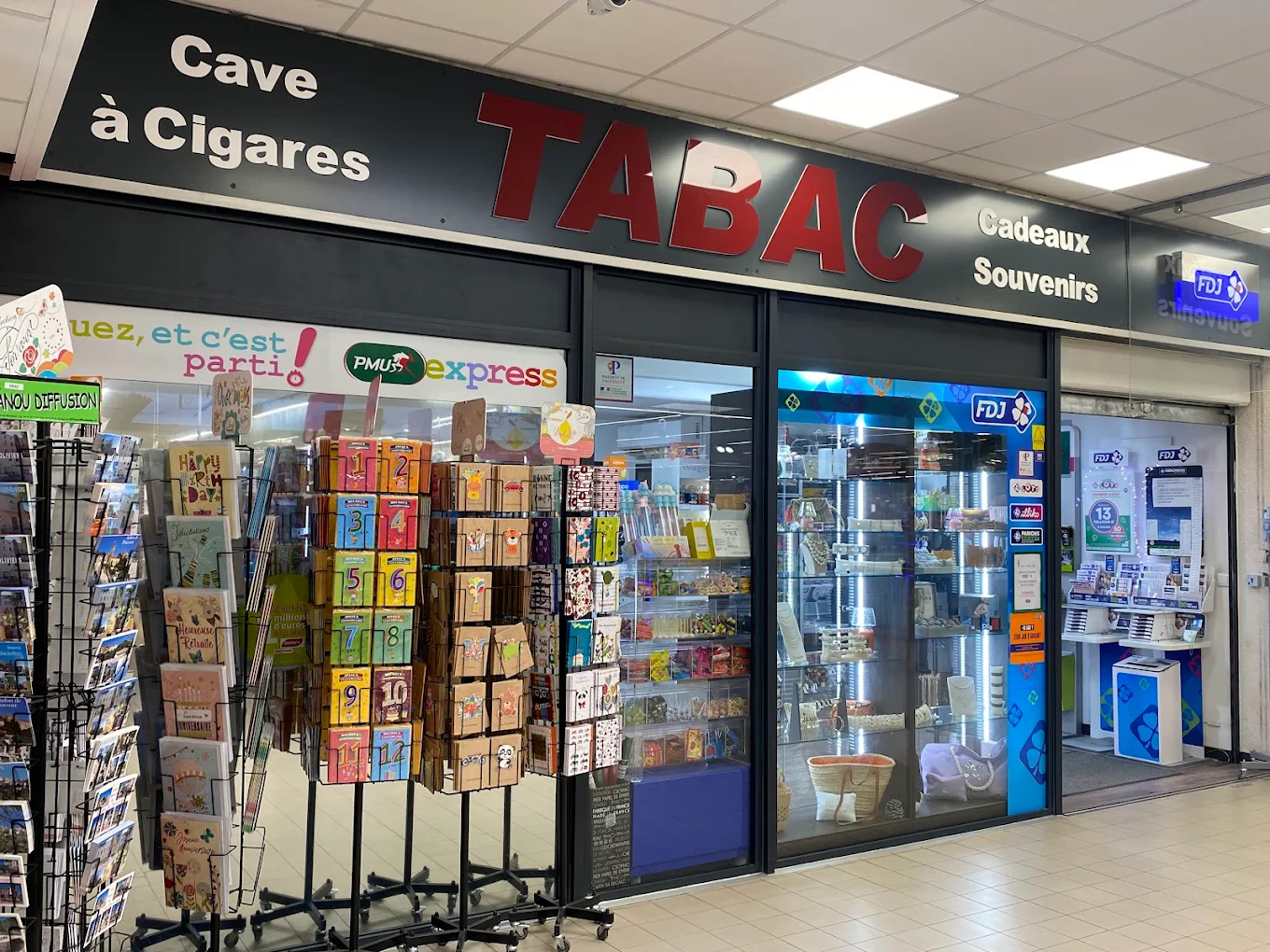 Devanture du Tabac au Super U de La Fare-les-Oliviers : enseignes Cave à Cigares, Tabac, Cadeaux Souvenirs, PMU et FDJ